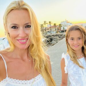 Carolina Cerezuela Instagram - “ Ella , que para dar guerra es la primera y para dar paz es la mejor “ 

#carlamoya #julio #tarde de #chicas #puestadesol #palmademallorca #ella #guerra #paz #madre e #hija # @jftorres20