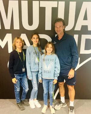Carolina Cerezuela Instagram - Mi equipo ❤️ 

#mutuamadridopen #madrid  #1demayo #familia #deporte #salud #tenis #carlosmoya