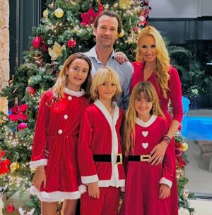 Carolina Cerezuela Instagram - Ni Reyes ni Papa Noel . Si hablamos de magia e ilusión son ellos ❤️. Mi equipo. 

#reyes #navidad #2022 #2023 #familia #mi equipo #lavidaesbella #magia #hijos #carlosmoya #palma #madrid #viajes #equipo