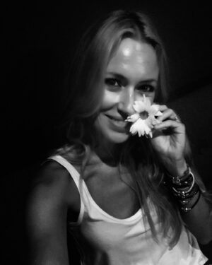 Carolina Cerezuela Instagram - Hoy la margarita dijo si, porque cuando nada es seguro todo es posible ... ☺️. 
.
.
.
#blanco y #negro #lunes #margarita #todo es #posible #intentalo #piensa en #positivo