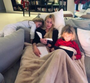 Carolina Cerezuela Instagram - No es mi mejor foto pero es mi mejor momento ...
.
.
#domingo #familia #diciembre #leer #relax #juntos #navidad #momento #sofa #carlosmoyajr #danielamoya #dormida #dormir #finaldeldia #ratitosdevida