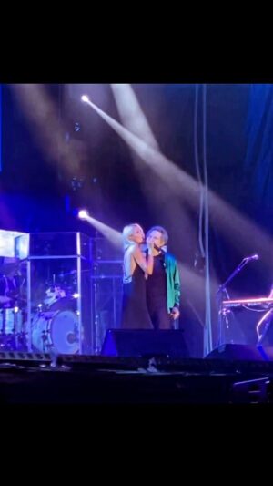 Carolina Cerezuela Instagram - La magia existe cuando compartes escenario , baile y canción con alguien como @miguelriosofficial  y te das cuenta que vuelves a casa con mucho más de lo que saliste. #GRACIAS 

#momentos #verano #miguelrios #conciertos #musica #canciones y #bailes