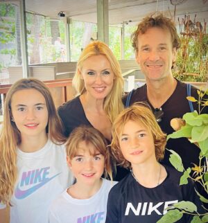 Carolina Cerezuela Instagram - Querida vida, no te pido nada , solo que no te lleves todo lo que ya tengo 
Hoy brindo por mi , por mis 44 y por ti, #carlosmoya que te di un sueño y me devolviste una realidad 
❤️ mi equipo 

#cumpleaños #feliz #equipo #familia #enero #1980 #felizcumpleaños #yo  @carla.moyaaa #carlosmoyajr #danielamoya