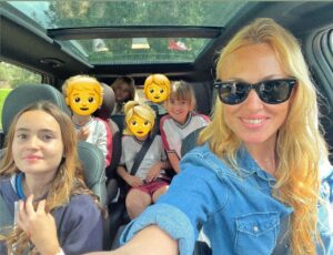 Carolina Cerezuela Instagram - Seis niños, siete plazas y las vacaciones por delante , quien dijo miedo ???? Vamos a por ello 💪
Felices Pascuas !!! 

#7plazas #coche #carretera #viaje #quien dijo #miedo #desconexion #publicidad #MovementThatInspires #KiaSorento @kiaspain #comodidad #jueves #juevessanto #si #vas #yo #voy #karmacamaleon #vacaciones #niños semanasanta #amigos #familia
