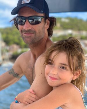 Carolina Cerezuela Instagram - Y si hacemos el verano un poquito más largo?? 
.
.
#último #domingo de #mar y #sal #carlosmoya #danielamoya #septiemre #familia #fin del #verano #love #ellos