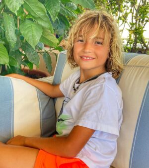 Carolina Cerezuela Instagram - Mi rubio hoy tiene sabor a sal . 
.
.
.#dia de #mar , #agosto #vacaciones #michico #carlosmoyajr #michicopreferido #♥️