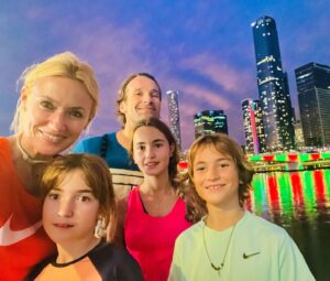 Carolina Cerezuela Instagram - Mientras sepa dónde estáis se a donde voy. 

El año se empieza en equipo y con deporte en la otra parte del mundo 🌍 

#miequipo #familia #añonuevo #juntos #algunlugardelmundo #2024 @carla.moyaaa #carlosmoya