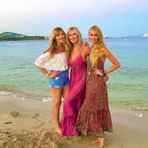 Carolina Cerezuela Instagram - Ellas son parte de mi verano y las raíces de mi vida… 
Ellas hacen de mi un “ nosotras “ 
Ellas … ♥️.
.
.#hermana #madre and #me #familia #nosotras #verano #palma #playa #2021 @laura_la_vida_es_bella #mariajose