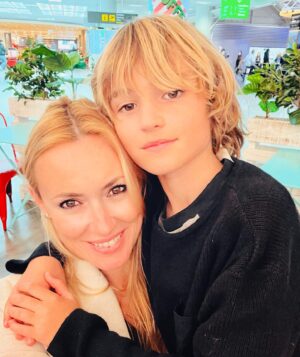 Carolina Cerezuela Instagram - Hoy mi foto es para ti.
Por tus 10 años 
Por tus ojos color caramelo 
Por ser el chico de mi vida 
Y tener en tu sonrisa el mundo entero. 
12/12/2012 
Feliz Cumpleaños #michico 

#carlosmoyajr #cumpleaños #2022 #2012 #mallorquin #familia #love #hijo #palma #madrid #felicidad
