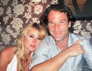 Carolina Cerezuela Instagram - Somos lo que dijimos ser…
Hace ya 14 años y 10 aniversarios que cambiaste mi rumbo , y estamos sólo al principio Moyita…😉 ♥️
Te reamo 
.
.
.( foto de hace 14 años ) 
.#aniversario #tuyyo #10años #carlosmoya #todo #amsterdam #somos lo que #dijimos #love  #familia #foto de hace #14años