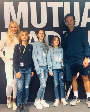 Carolina Cerezuela Instagram - Mi equipo ❤️ 

#mutuamadridopen #madrid  #1demayo #familia #deporte #salud #tenis #carlosmoya