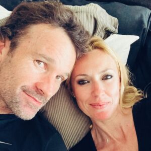 Carolina Cerezuela Instagram - Hoy es San Valentín , las redes están incendiadas de mensajes de amor , pero el despertador suena a la misma hora y con el mismo sueño de cada lunes … 
Y en ese beso de café con leche , entre niños, coletas  para ir al cole , noticias , mochilas y prisas , te miro y pienso que te quiero con las mismas ganas de cada día y con la misma ilusión de siempre. 
Por una vida entera así. 
❤️ 

#feliz #sanvalentin #carlosmoya #14febrero #unavidaentera #familia  1 1= 5 #love #amor #cadadiacuenta
