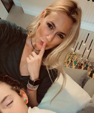Carolina Cerezuela Instagram - Shhh... silencio... se sueña ...
.
.
.
#sueños #jueves #2021 #mipequeña #domir encima de #mamá es más #placer #mio que #tuyo #ratitosbuenos #familia #silencio #mañana #mas #danielamoya