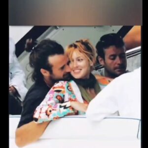 Carolina Cerezuela Instagram - Tengo mil razones para quererte y una vida entera para ir sumando. 
Feliz aniversario ❤️ 

#carlosmoya #15años #11 #aniversario de #boda #familia #julio #verano #amor #futuro #milrazones 
Gracias a @carolinac_fans por el vídeo y el cariño siempre 😘