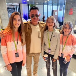 Carolina Cerezuela Instagram - A mis trece años escuchaba sus canciones en bucle mientras soñaba con el amor y el futuro.
Lo que no imaginé que mi pasado y mi presente se juntaran en un mismo momento … 
Te sigo escuchando y admirando @alejandrosanz 

#musica #hijos #canciones #etapasdevida #pasadoypresente #madrid #tenis #deporte