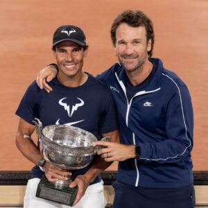Carolina Cerezuela Instagram - Menos mal que mis hijos lo viven y lo ven, porque si no , yo no sabría como explicar esta maravillosa locura… 
ENHORABUENA!!!!!!!! ❤️

#tenis @rafaelnadal @rolandgarros #carlosmoya #amigos #deporte #14 #locura #paris #palma #manacor #coach #22 #grandslam #orgullosa