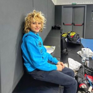 Carolina Cerezuela Instagram - Los  mismos pelos de loquito que paseas es la misma locura que me desatas… ❤️
Me mira así , tan el , tan todo y me desarma…

#tenis #carlosmoyajr #michico #despeinado #locura #hijo #familia #deporte #cepillo #pelo #actividad  #muy #el #mehacereir #mirada