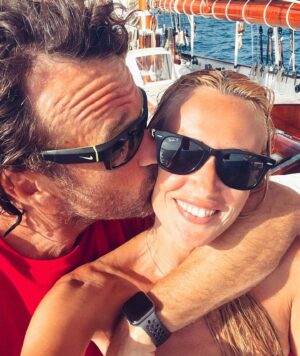 Carolina Cerezuela Instagram - “Y si nuestro amor no durara toda la vida , diré que me equivoqué de vida pero no de amor” 
Feliz San Valentín ❤️ 

#amor #sanvalentin #diadelosenamorados #familia #15años #carlosmoya #invierno #febrero #2023 #tuyyo #hijos #pareja #celebracion