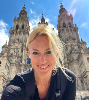 Carolina Cerezuela Instagram - Todo llega, y por fin SANTIAGO. 

#caminodesantiago #caminofrances #catedral #caminar #santiagodecompostela #114km #maravilla #peregrina