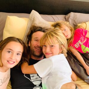 Carolina Cerezuela Instagram - Estos lunes “ adomingados” que nos traen a papá de vuelta a casa ...
.
.
.
#domingo #lunes #miequipo #familia #relax ??? #carlosmoya #carlosmoyajr #carlamoya #danielamoya #12octubre #fiestanacional #papa en #casa