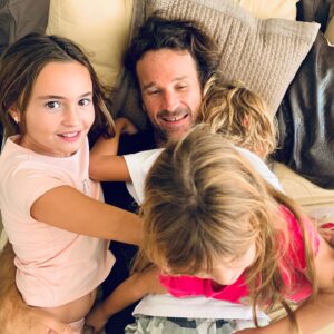 Carolina Cerezuela Instagram - Estos lunes “ adomingados” que nos traen a papá de vuelta a casa ...
.
.
.
#domingo #lunes #miequipo #familia #relax ??? #carlosmoya #carlosmoyajr #carlamoya #danielamoya #12octubre #fiestanacional #papa en #casa