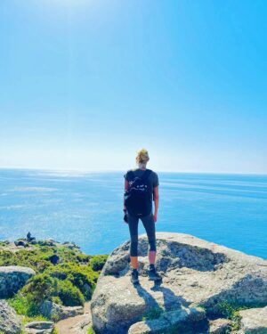 Carolina Cerezuela Instagram - Finisterre. Fin de la Tierra . Fin del Camino. 

#octubre #caminodesantiago #finisterre pon una flecha amarilla en tu vida ❤️#kilometrocero #0,00