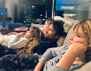 Carolina Cerezuela Instagram - Mi momento favorito de la semana. Cual es el tuyo ? 
#peli de #domingo #miequipo #familia #ratitosdevida #tradiciondedomingo #carlosmoya #carlamoya #carlosmoyajr #danielamoya and #me
