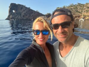Carolina Cerezuela Instagram - El, mi mallorquín de las mil paciencias, el que empieza a leer el periódico por el final , el del café solo,  ojos pequeños y corazón inmenso hoy cumple años y yo tengo la suerte de soplarle al tiempo a su lado ♥️ Mi moyita . Feliz Cumpleaños 

#carlosmoya #cumpleaños #mallorca #mallorquin #verano #tuyyo