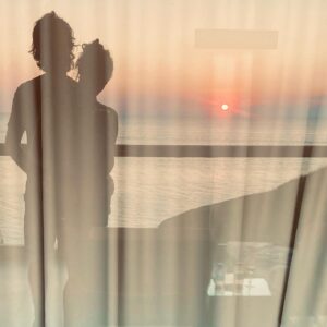 Carolina Cerezuela Instagram - Cae el sol y contigo se hacen bonitas hasta las sombras. 

#carlosmoya #verano #2021 #grecia @sani_resort_official #tuyyo #familia #atardecer #puestadesol #vacaciones #sombras