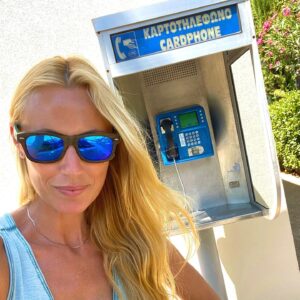 Carolina Cerezuela Instagram - “ nos vemos en la cabina del ayuntamiento a las 17h “ . La de horas que habré pasado ahí un sábado esperando a mis amigas 
La cantidad de conversaciones a medias por no tener más monedas
Aquella época en la que nos sabíamos los números de teléfono de memoria …
Esas míticas cabinas que ahora llevamos todos una en el bolsillo @yofuiaegb_oficial 

#verano #cabinasdetelefono #infancia #aquellosmaravillososaños #movil #1980