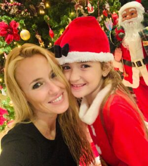 Carolina Cerezuela Instagram - Navidad son personas y sentimientos .
Lo demás es decoración...
Brindemos por lo que de verdad importa.
SALUD y FELIZ NAVIDAD !
.
.
.
#feliznavidad #2020 #danielamoya #loquedeverdadimporta son las #personas el #amor #ayudar #sentir #vivir #reir y ayudar a #soñar #familia días #tranquilos #paz #amigos #hoy