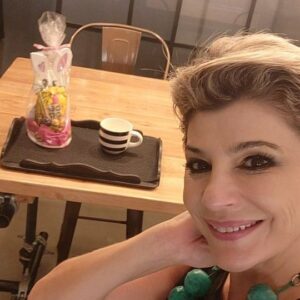 Carolina Papaleo Instagram - Muy Felices Pascuas!!!
Gracias @vickylalanis por el mimo!
Bandeja, taza y conejo de Pascuas
 Made in Casa
