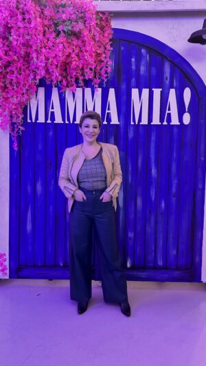 Carolina Papaleo Instagram - NOCHE DE TEATRO 🎭

Feliz de haber visto @mammamiaarg !! Hermoso lo que hacen en el escenario @flor_de_p @alejandro.paker @malenaratner @lularosenthal @alejandraperlusky y todo el gran elenco de esta maravillosa obra! 

De más está decirles que la súper recomiendo 🙌🏾

@teatrocoliseo 
@rickypashkus 
@pardoproduccionesok 

Gracias @maxi_cardaci 

#teatro🎭 #mammamia #musical #espectaculo