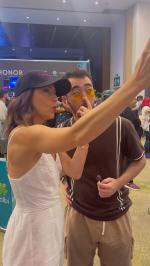 Carolina Ravassa Instagram - One of my favorite things is gamer reactions to voice lines! And hugs & boops of course:) #CostaRica 
gracias por mis regalitos! 💜 y por filmar @karliiiiiiis 
@connecturday_ca #sombra #overwatch #valorant #raze