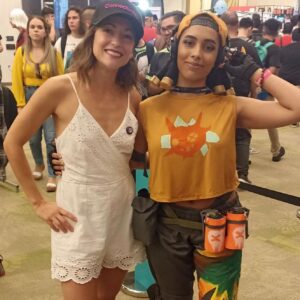 Carolina Ravassa Instagram - Always love celebrating cosplayers! Especially #overwatch and #valorant ones! First in person #raze I meet! And my mini sombra!!!🤩
Pura vida @connecturday_ca