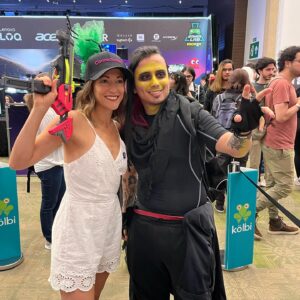 Carolina Ravassa Instagram - Always love celebrating cosplayers! Especially #overwatch and #valorant ones! First in person #raze I meet! And my mini sombra!!!🤩
Pura vida @connecturday_ca