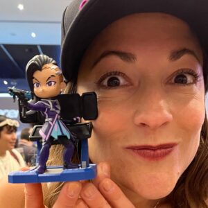 Carolina Ravassa Instagram - Always love celebrating cosplayers! Especially #overwatch and #valorant ones! First in person #raze I meet! And my mini sombra!!!🤩
Pura vida @connecturday_ca