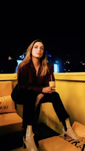 Carolina Torres Instagram - Sabem que mais? Se achavam que @licor_beirao não ficava fixe com maracujá, desenganem-se! Fica bem com tudo! Porque é tuga! ❤️ 
Foi mesmo À PATRÃO no NOS Alive este ano. 😎
#ESTOUNOBEIRÃO
Sê responsável. Bebe com moderação. 
p u b