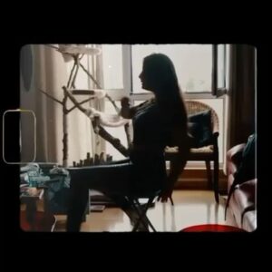 Carolina Torres Instagram - Se há amor consistente que quase nunca me parte o coração é a música. Seja a experimentar instrumentos, procurar álbuns em lojas de discos ou ir a concertos, acho que é sempre o lugar mais confortável para mim. Desde miúda com o discman e os cds emprestados fossem dos colegas da escola ou desviados da coleção da minha mãe, percebi que este amor era para sempre.
Decidi então criar um programa onde posso falar de música com músicos que admiro.
O resultado chega hoje! Já podem ouvir o primeiro episódio do Coração na Garganta by @mebocaina ❤️