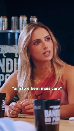 Carolina Torres Instagram - Acho que estamos todos preocupados com o estado do país e do mundo. A nossa intenção na Mesa é mesmo discutir, porque qualquer um de nós se sente um bocado impotente perante estas situações. O ordenado mínimo na Alemanha é o dobro do daqui e achei “curioso” ouvir isto. Partilham desta preocupação comigo? 

@bandidadopomar 
Sê responsável. Bebe com moderação. 
#parceria