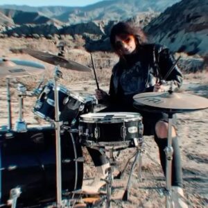 Carolina Torres Instagram - Se há amor consistente que quase nunca me parte o coração é a música. Seja a experimentar instrumentos, procurar álbuns em lojas de discos ou ir a concertos, acho que é sempre o lugar mais confortável para mim. Desde miúda com o discman e os cds emprestados fossem dos colegas da escola ou desviados da coleção da minha mãe, percebi que este amor era para sempre.
Decidi então criar um programa onde posso falar de música com músicos que admiro.
O resultado chega hoje! Já podem ouvir o primeiro episódio do Coração na Garganta by @mebocaina ❤️