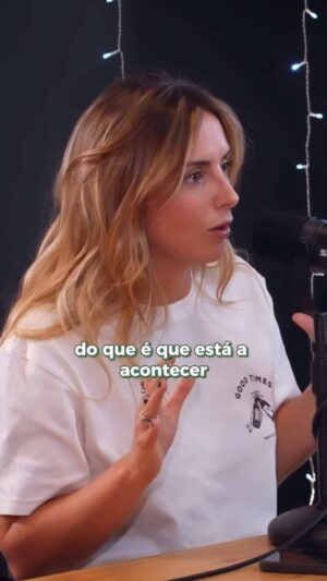 Carolina Torres Instagram - Trabalhadores independentes na casa fazem BA-RU-LHO!!! 💥

O último episódio d’A Mesa é Redonda está aí fora. 

@bandidadopomar 
#parceria
Sê responsável. Bebe com moderação.