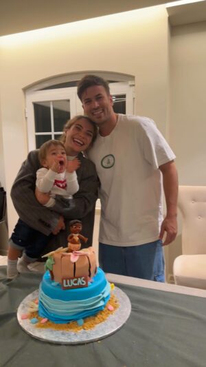 Carolina Carvalho Instagram - Será que o Lucas gosta de fazer anos? 😂
Posso vos dizer que tivémos de repetir os parabéns mais ou menos 79 vezes 🤡🤡🤡
O Lucas está muito feliz e este aniversário não podia ter sido mais especial. 
Obrigada por todo o vosso carinho, ficamos muito felizes por todo o vosso feedback à música e ao videoclipe 🤍