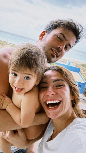 Carolina Carvalho Instagram - Parabéns filho 👦 
Foste o melhor e maior acontecimento da nossa vida e contigo aprendemos a ser melhores pessoas, aprendemos o que é amor incondicional.
O nosso amor é para sempre e para sempre será 🐻
O videoclipe do “Filho” está disponível a partir das 16h e resume o nosso último ano.
Que seja uma música para dedicarem aos vossos filhos, para se orgulharem do vosso papel de pais e para se lembrarem que o mais importante do mundo é sem dúvida o amor. 
Hoje a “Filho” deixa de ser só nossa e passa a ser vossa. 
Queremos saber o vosso feedback e obrigada pelo vosso carinho. 
Somos uma família com sorte 🤍
Já disponível em todas as plataformas digitais 👶🏻

#davidcarreirafilho #filho
