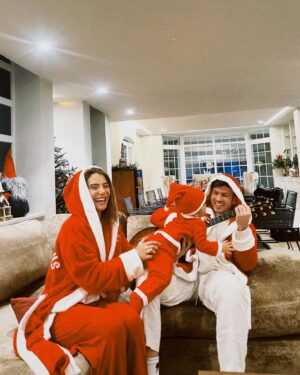 Carolina Carvalho Instagram - O Natal com que sempre sonhámos finalmente chegou 🎄🫶🎄
Feliz Natal com muito amor que é só o que importa! 
Para quem receber como prenda de Natal um bilhete para o Altice Arena de dia 11 de Maio prometo o melhor concerto de sempre! 
Beijo da nossa família para todos os que nos acompanham ❤️‍🔥