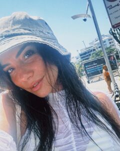 Carolina Carvalho Instagram - Aleatórios da minha última semana 🫠 Rio ➡️ São Paulo ➡️ Lisboa ➡️ Algarve. Os últimos dias foram uma verdadeira loucura. Estou muito cansada mas muito feliz. Com tudo o que está a acontecer e com o que está para vir. Viagens de trabalho desde que fui mãe tornaram-se muito mais difíceis… sou uma chorona e portanto 9 dias sem o meu bebé pareceram 20 anos. Tento pensar que o meu filho irá ter orgulho em mim por correr atrás dos meus sonhos. É bom sentir que tenho um melhor amigo e companheiro para a vida. Tenho a certeza que foi o melhor que a maternidade me deu. P.s- A mochila com que estou sempre é a melhor descoberta dos últimos tempos, é da @samsonite_pt . Andei sempre com ela para todo o lado (cabe tudoooo 😳) e agora vou adaptá-la para ser a mala “cabe tudo” do Lucas 😅#MySamsonite Beijinhos e bom domingo ❤️