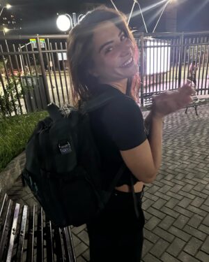 Carolina Carvalho Instagram - Aleatórios da minha última semana 🫠
Rio ➡️ São Paulo ➡️ Lisboa ➡️ Algarve.
Os últimos dias foram uma verdadeira loucura.
Estou muito cansada mas muito feliz. Com tudo o que está a acontecer e com o que está para vir. 
Viagens de trabalho desde que fui mãe tornaram-se muito mais difíceis… sou uma chorona e portanto 9 dias sem o meu bebé pareceram 20 anos. 
Tento pensar que o meu filho irá ter orgulho em mim por correr atrás dos meus sonhos. É bom sentir que tenho um melhor amigo e companheiro para a vida. Tenho a certeza que foi o melhor que a maternidade me deu. 
P.s- A mochila com que estou sempre é a melhor descoberta dos últimos tempos, é da @samsonite_pt . Andei sempre com ela para todo o lado (cabe tudoooo 😳) e agora vou adaptá-la para ser a mala “cabe tudo” do Lucas 😅#MySamsonite
Beijinhos e bom domingo ❤️