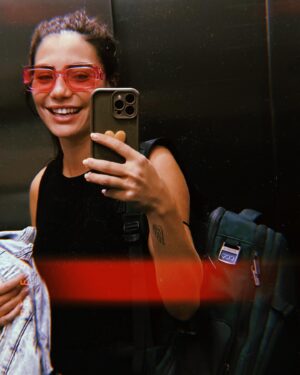Carolina Carvalho Instagram - Aleatórios da minha última semana 🫠
Rio ➡️ São Paulo ➡️ Lisboa ➡️ Algarve.
Os últimos dias foram uma verdadeira loucura.
Estou muito cansada mas muito feliz. Com tudo o que está a acontecer e com o que está para vir. 
Viagens de trabalho desde que fui mãe tornaram-se muito mais difíceis… sou uma chorona e portanto 9 dias sem o meu bebé pareceram 20 anos. 
Tento pensar que o meu filho irá ter orgulho em mim por correr atrás dos meus sonhos. É bom sentir que tenho um melhor amigo e companheiro para a vida. Tenho a certeza que foi o melhor que a maternidade me deu. 
P.s- A mochila com que estou sempre é a melhor descoberta dos últimos tempos, é da @samsonite_pt . Andei sempre com ela para todo o lado (cabe tudoooo 😳) e agora vou adaptá-la para ser a mala “cabe tudo” do Lucas 😅#MySamsonite
Beijinhos e bom domingo ❤️