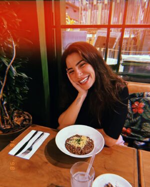 Carolina Carvalho Instagram - Aleatórios da minha última semana 🫠
Rio ➡️ São Paulo ➡️ Lisboa ➡️ Algarve.
Os últimos dias foram uma verdadeira loucura.
Estou muito cansada mas muito feliz. Com tudo o que está a acontecer e com o que está para vir. 
Viagens de trabalho desde que fui mãe tornaram-se muito mais difíceis… sou uma chorona e portanto 9 dias sem o meu bebé pareceram 20 anos. 
Tento pensar que o meu filho irá ter orgulho em mim por correr atrás dos meus sonhos. É bom sentir que tenho um melhor amigo e companheiro para a vida. Tenho a certeza que foi o melhor que a maternidade me deu. 
P.s- A mochila com que estou sempre é a melhor descoberta dos últimos tempos, é da @samsonite_pt . Andei sempre com ela para todo o lado (cabe tudoooo 😳) e agora vou adaptá-la para ser a mala “cabe tudo” do Lucas 😅#MySamsonite
Beijinhos e bom domingo ❤️