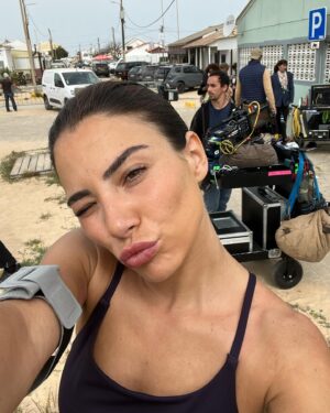 Carolina Carvalho Instagram - Aleatórios da minha última semana 🫠
Rio ➡️ São Paulo ➡️ Lisboa ➡️ Algarve.
Os últimos dias foram uma verdadeira loucura.
Estou muito cansada mas muito feliz. Com tudo o que está a acontecer e com o que está para vir. 
Viagens de trabalho desde que fui mãe tornaram-se muito mais difíceis… sou uma chorona e portanto 9 dias sem o meu bebé pareceram 20 anos. 
Tento pensar que o meu filho irá ter orgulho em mim por correr atrás dos meus sonhos. É bom sentir que tenho um melhor amigo e companheiro para a vida. Tenho a certeza que foi o melhor que a maternidade me deu. 
P.s- A mochila com que estou sempre é a melhor descoberta dos últimos tempos, é da @samsonite_pt . Andei sempre com ela para todo o lado (cabe tudoooo 😳) e agora vou adaptá-la para ser a mala “cabe tudo” do Lucas 😅#MySamsonite
Beijinhos e bom domingo ❤️